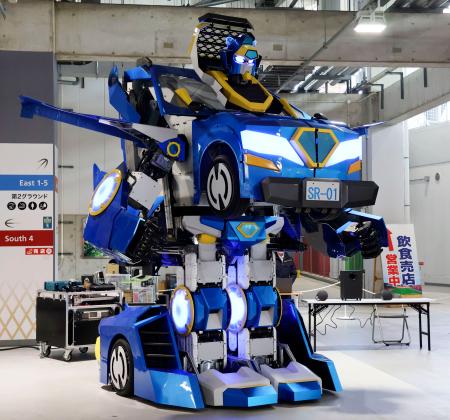 「ＨＡＮＡＺＯＮＯ　ＥＸＰＯ　２０２３」開催を前に報道陣に公開された、車から人型に変形したロボット＝２日午後、大阪府東大阪市