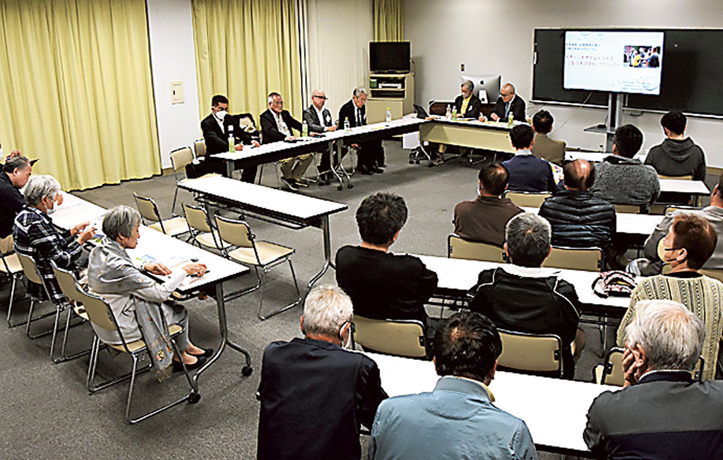 日本語学校設立プロジェクトのアイデアを説明した会合＝松崎町の町環境改善センター