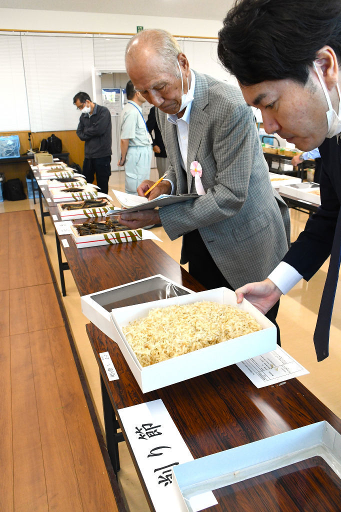 出品された製品を審査する審査員ら＝２日午前、焼津市の県水産・海洋技術研究所