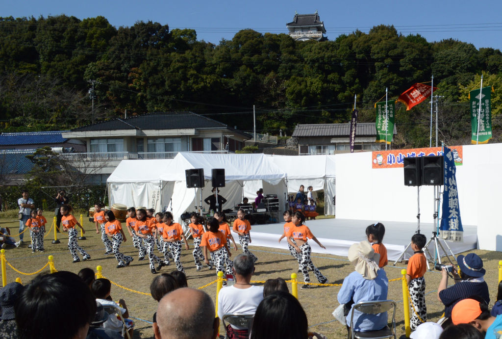 小山城を背景にステージイベントが繰り広げられた会場吉田町