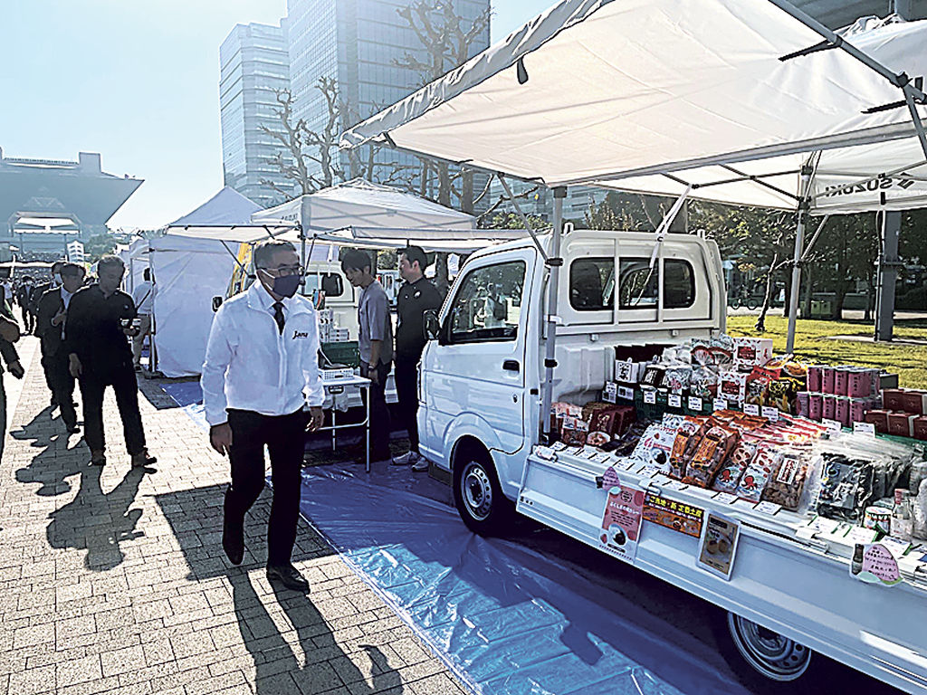 ５０台以上の軽トラックが並び、地域の特産を販売した「軽トラ市ｉｎジャパンモビリティショー」＝東京都の東京ビッグサイト周辺