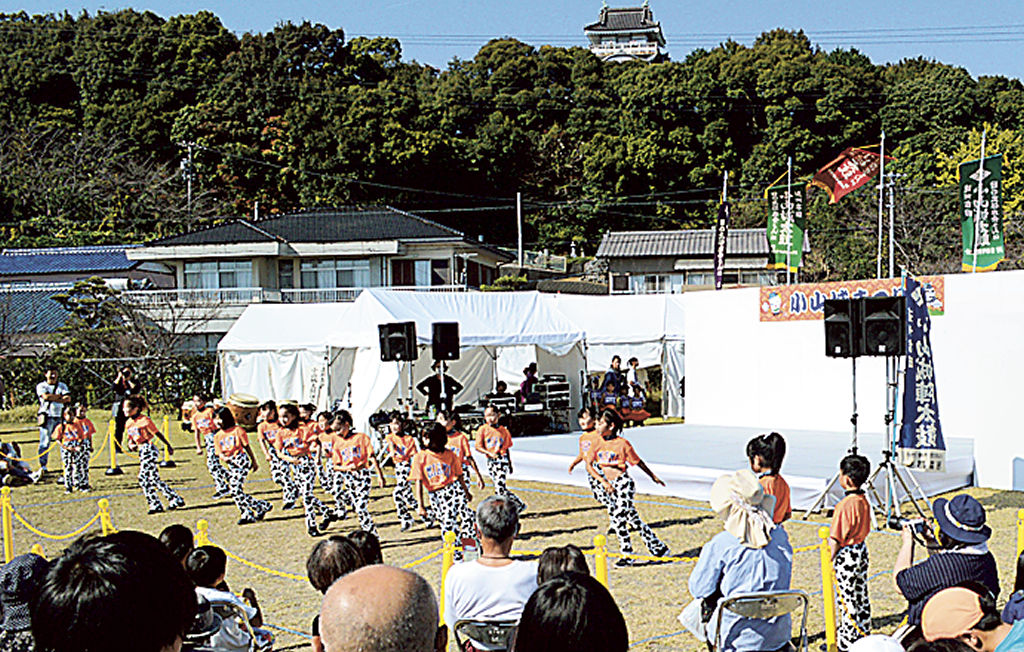 小山城を背景にステージイベントが繰り広げられた会場＝吉田町