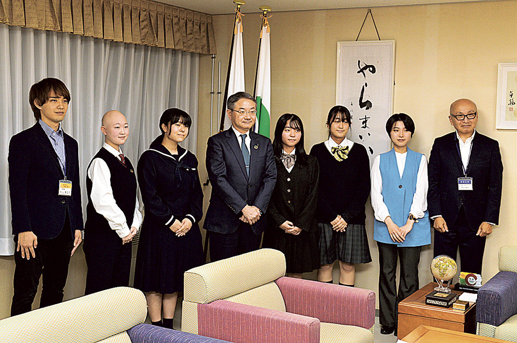 中野浜松市長（左から４人目）に受賞報告したチームのメンバー＝同市役所