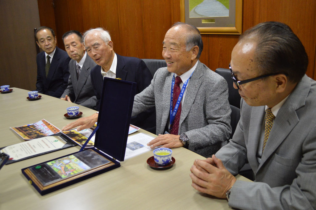 本宿用水の登録を報告する高田さん（右から２人目）ら＝長泉町役場