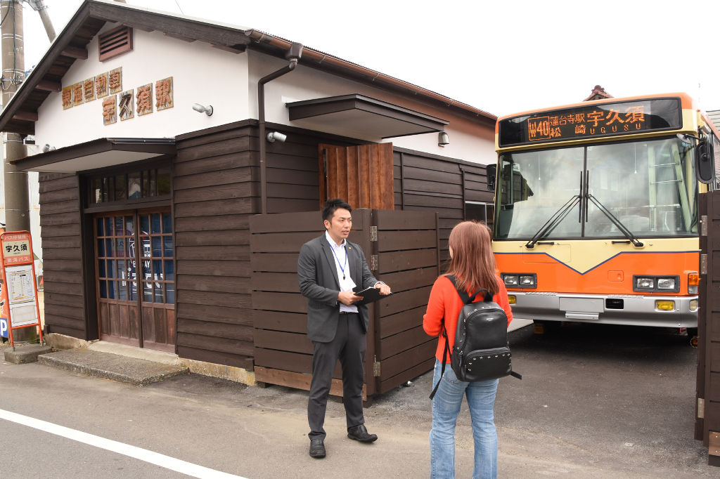 １７日にオープンするバスの待合所と車両を再利用した宿泊施設＝西伊豆町宇久須