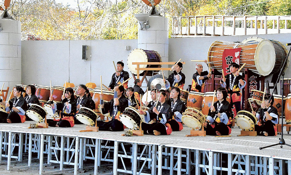 迫力ある演奏を繰り広げる出演者たち＝御殿場市の富士山樹空の森
