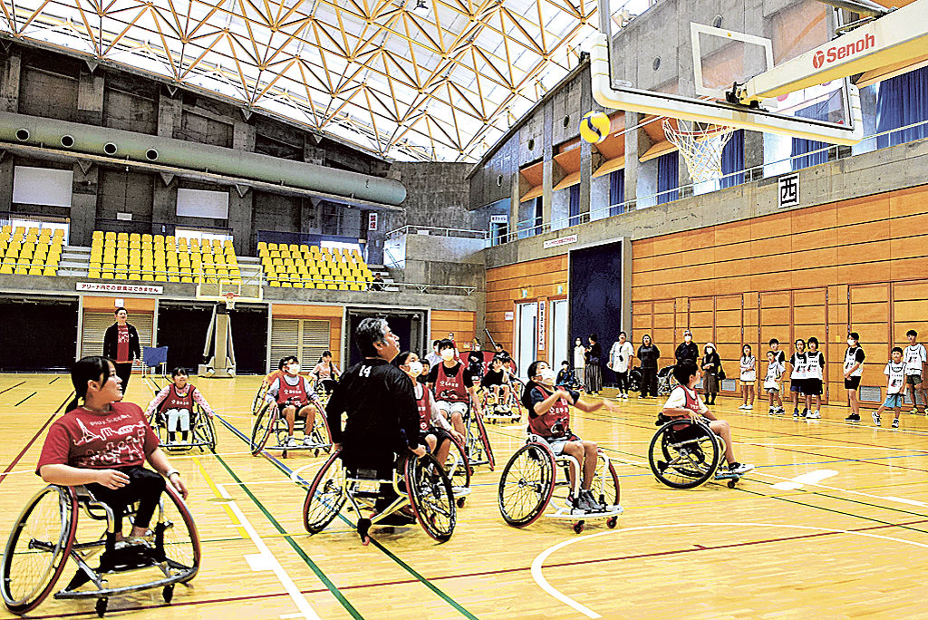 車いすバスケットボールを体験する参加者＝焼津市保福島の市総合体育館