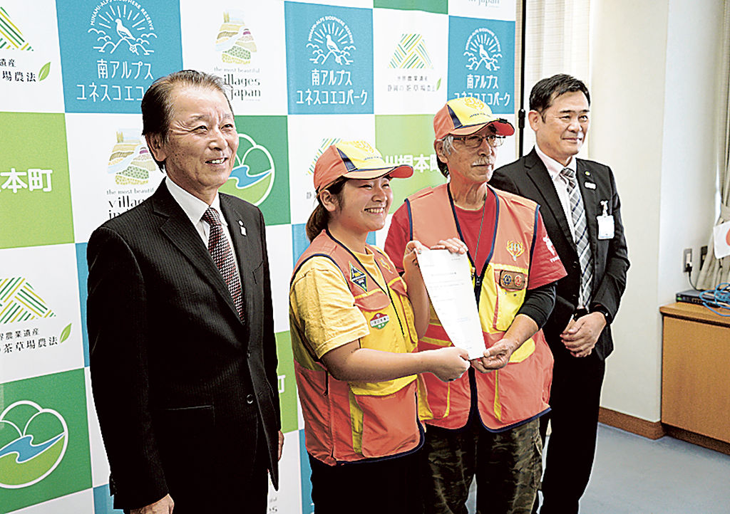 食かける賞を受賞したＴＯＮＯＮＫＡの殿岡さん（右から２人目）ら＝川根本町役場