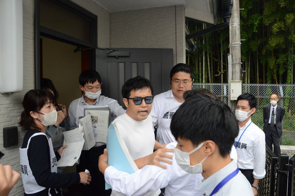 「臨検・捜索」の演習では、現行犯逮捕の現場も実演した＝６日午後、藤枝市の県警察学校