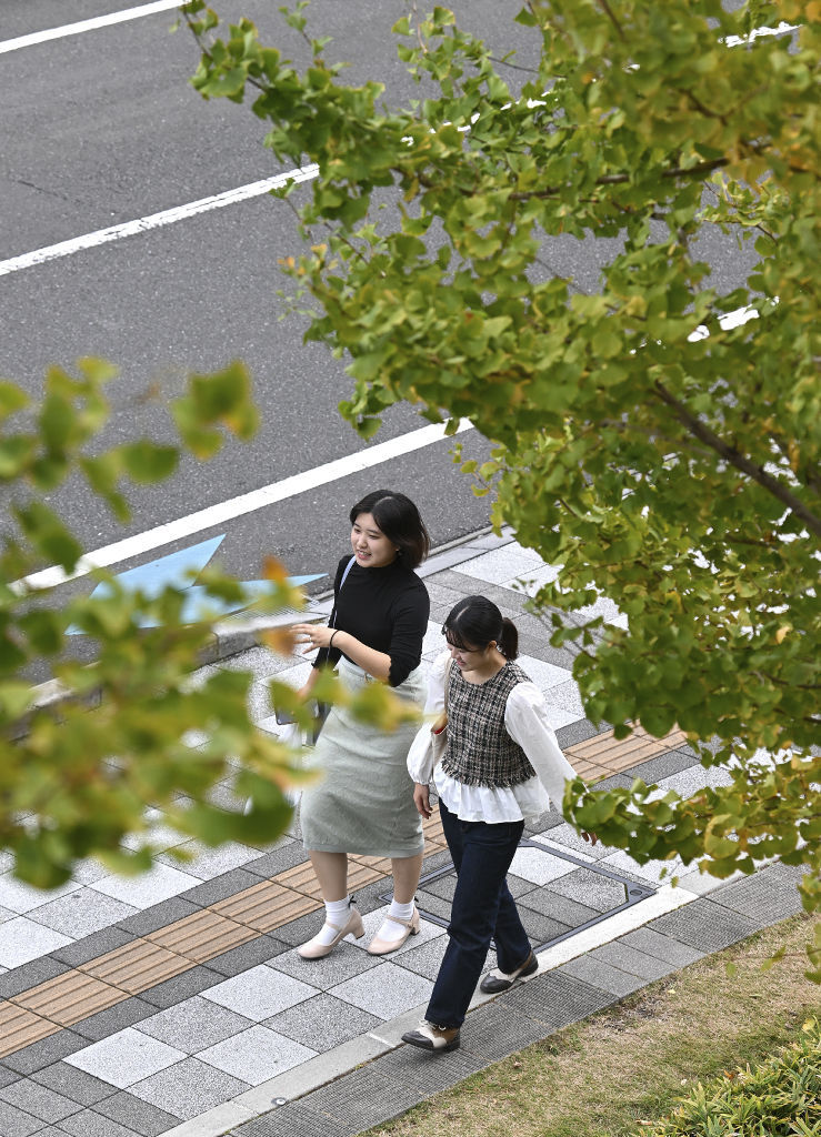 最高気温が２８・２度を観測した静岡市清水区。イチョウの葉がほんのりと色づく中、薄手の服で歩く人の姿が見られた＝７日午後０時４１分
