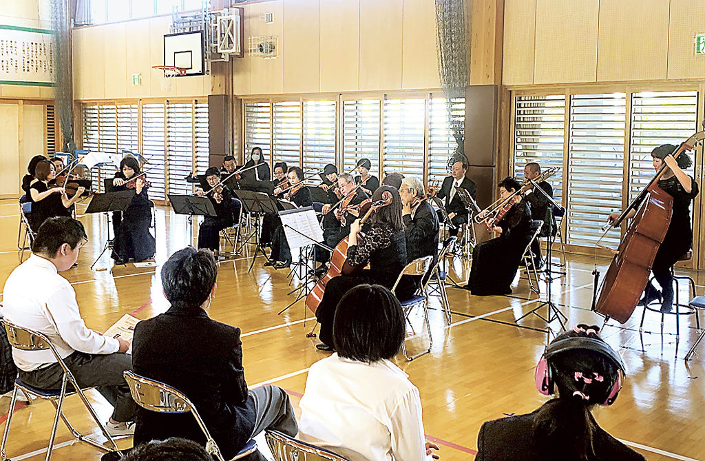 ５曲を披露した伊豆フィルハーモニー管弦楽団の演奏＝伊豆の国市の伊豆の国特別支援学校
