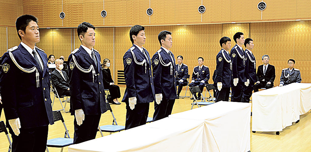 ７人が警察官としての第一歩を踏み出した入校式＝藤枝市の県警察学校