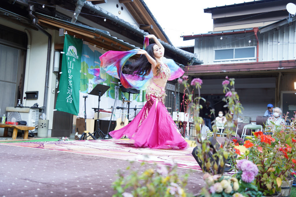 茶と音楽を楽しむイベント「ティーらいぶ＆ベリーダンス」＝川根本町下長尾の「ＳＡＴＯＭＩ製茶」の屋外テラス