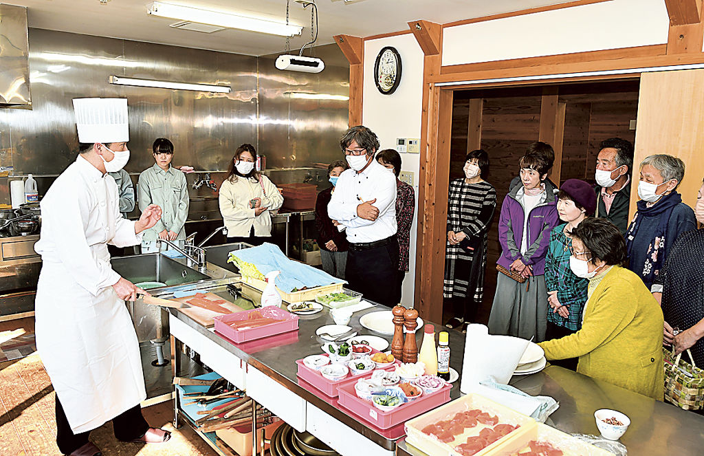 調理のこつを説明する植松さん（左）＝富士宮市の猪之頭区民館