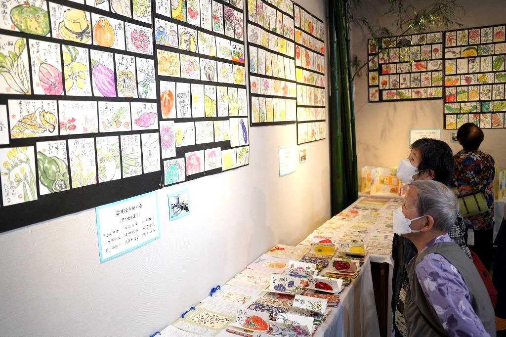 果物や花を題材にした絵手紙が並ぶ作品展＝島田市川根町のギャラリーやませき