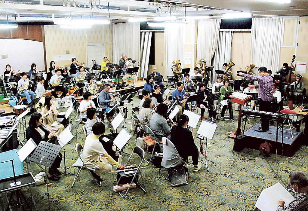第１００回定期演奏会に向けて練習する富士交響吹奏楽団の団員＝富士市内