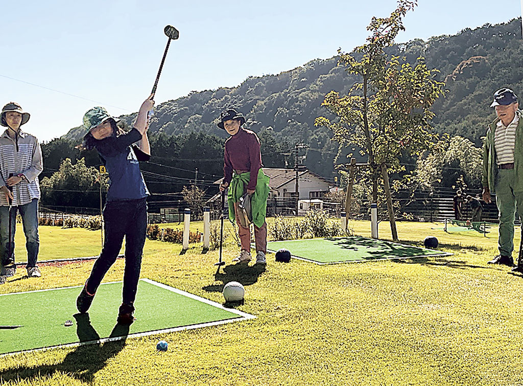 ３世代でパークゴルフを楽しむ参加者＝長泉町のパークゴルフ場