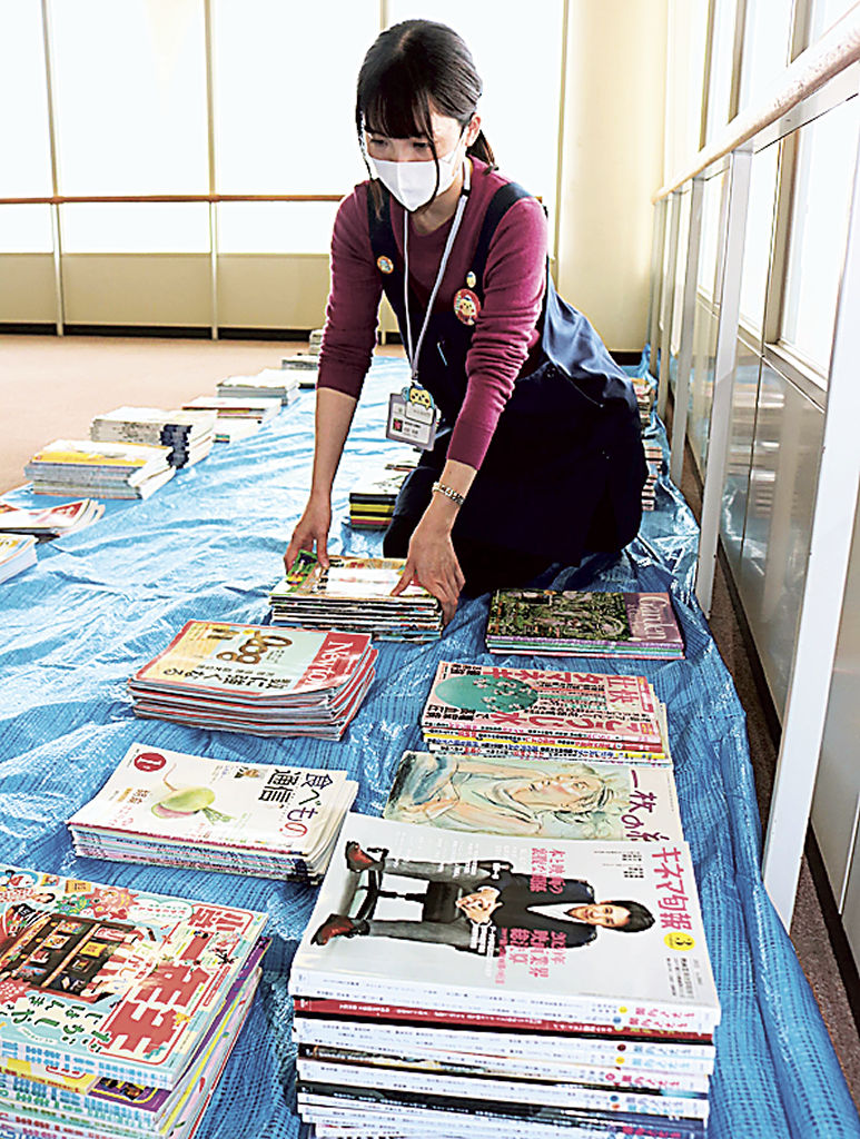 １１日からの「リサイクルブック」に向けて雑誌などを整理する職員＝裾野市立鈴木図書館