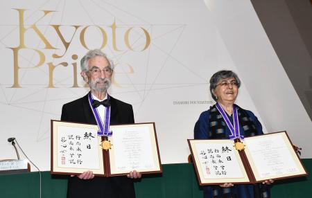 第３８回京都賞を受賞したエリオット・Ｈ・リーブ氏（左）とナリニ・マラニ氏＝１０日午後、京都市
