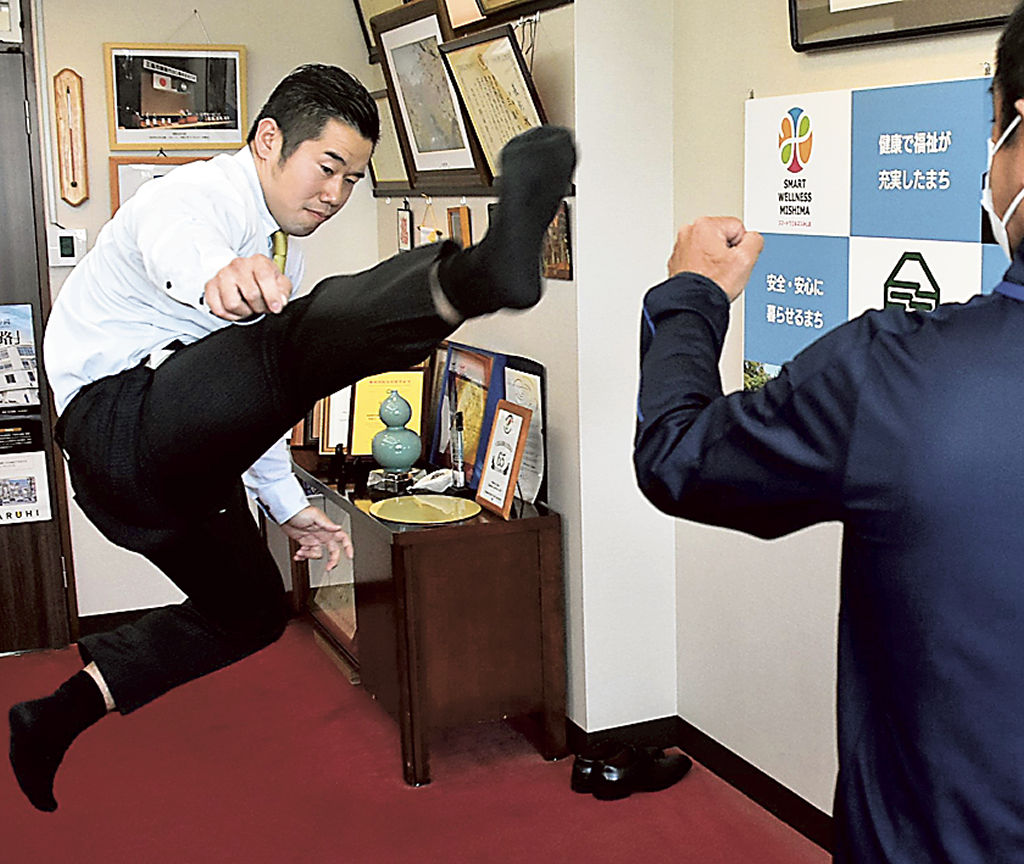 蹴り技を披露する斉藤さん＝三島市役所