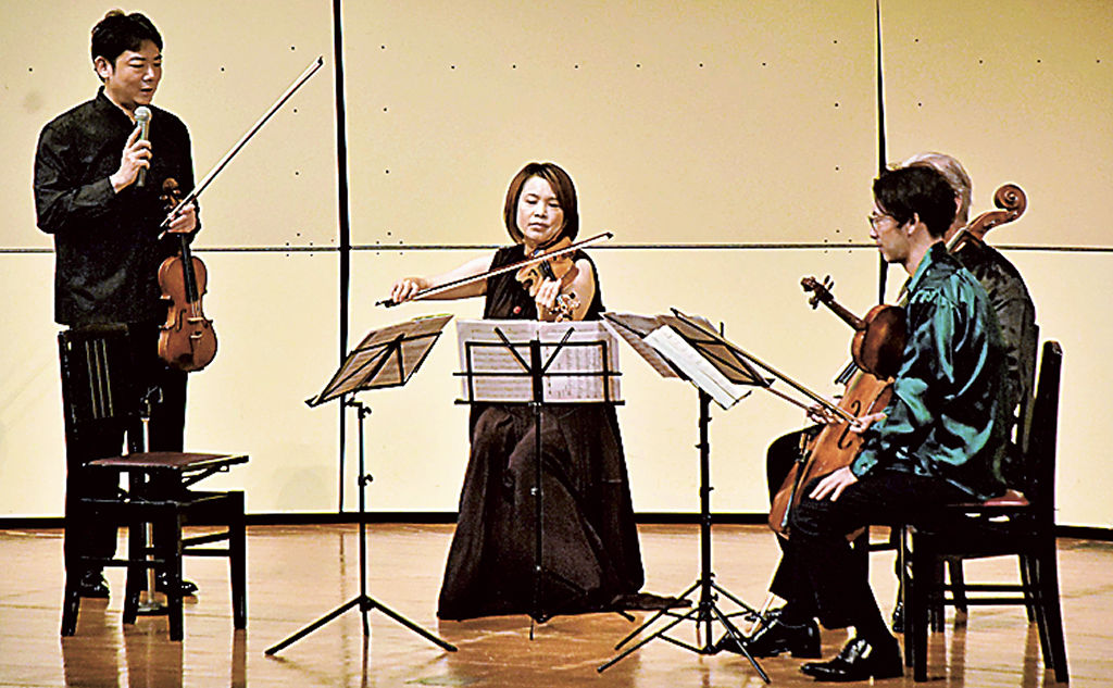 作曲家や曲の解説を交えながら演奏を披露した音楽のちから＝函南町の町文化センター