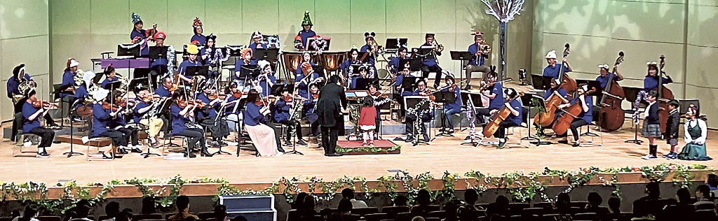 子どもたちが指揮者体験などを行ったコンサート＝御殿場市の市民会館