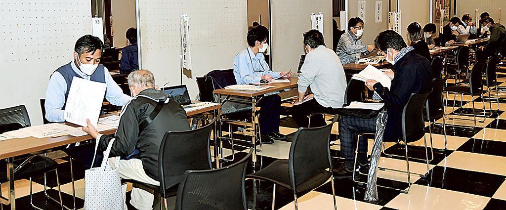 静岡、山梨両県の企業が参加した合同就職面接会＝富士宮市の市民文化会館