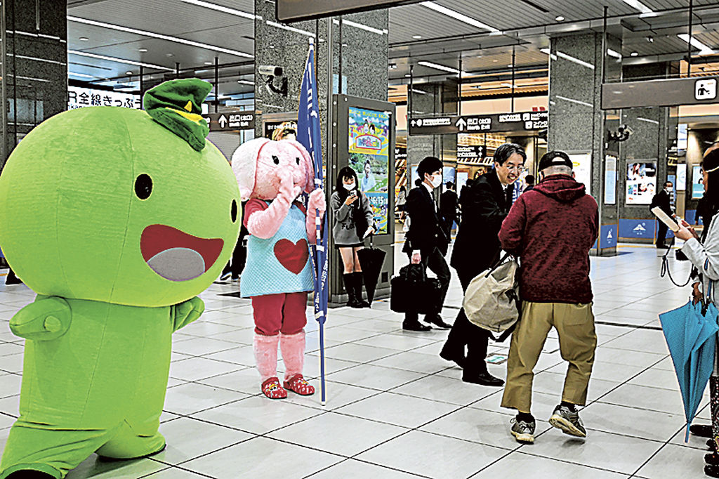 通行人に啓発品を配布する参加者＝ＪＲ静岡駅コンコース
