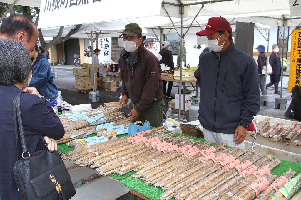 自然薯など旬の野菜の販売が人気を集めた島田産業まつり＝島田市のおび通り