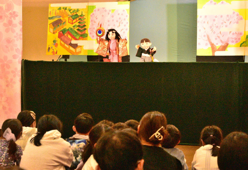 多彩な手法と巧みな話術で繰り広げられた人形劇まつり＝浜松市北区の引佐協働センター