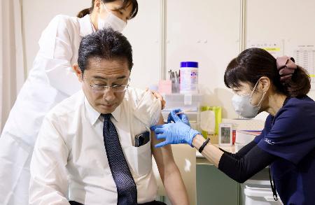 新型コロナウイルスのワクチン接種を受ける岸田首相＝１１日午後、東京都庁（内閣広報室提供）