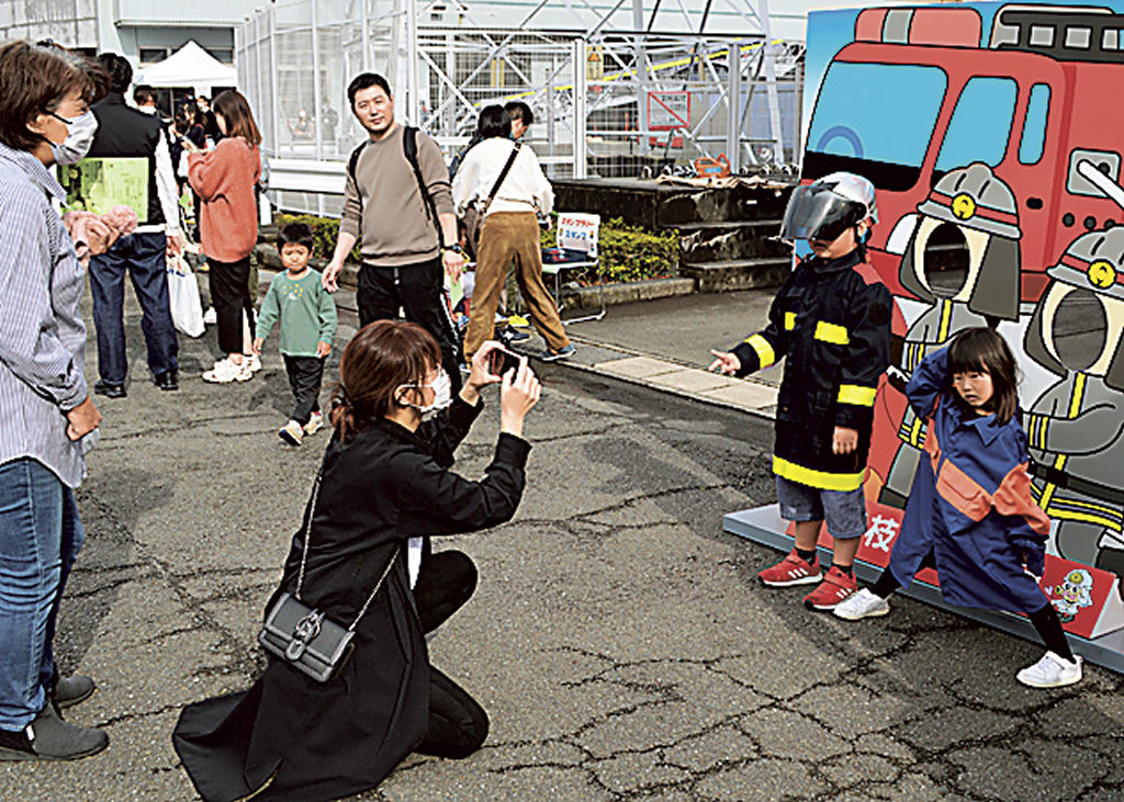 子ども用防火服を着装して記念撮影する子どもたち＝藤枝市の藤枝消防署