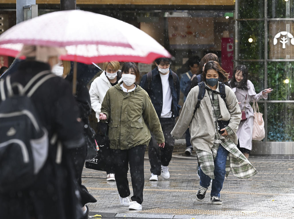 コートや厚手の服を身につけ街中をゆく人たち＝１３日午前１０時１６分、静岡市葵区