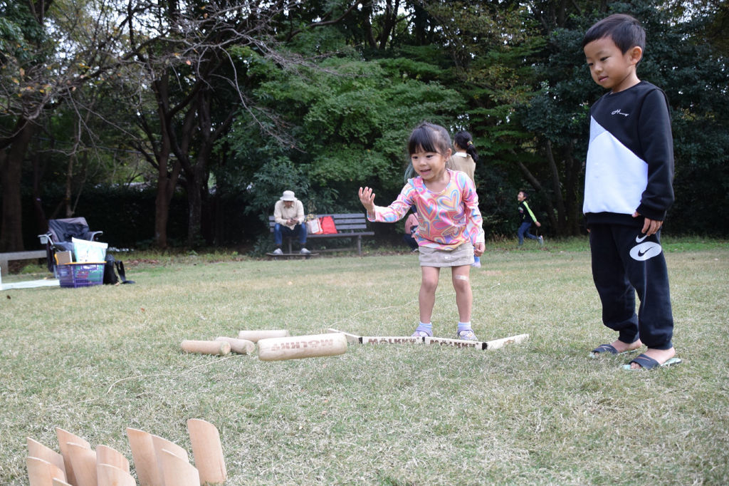 モルックを楽しむ子どもたち＝清水町の柿田川公園