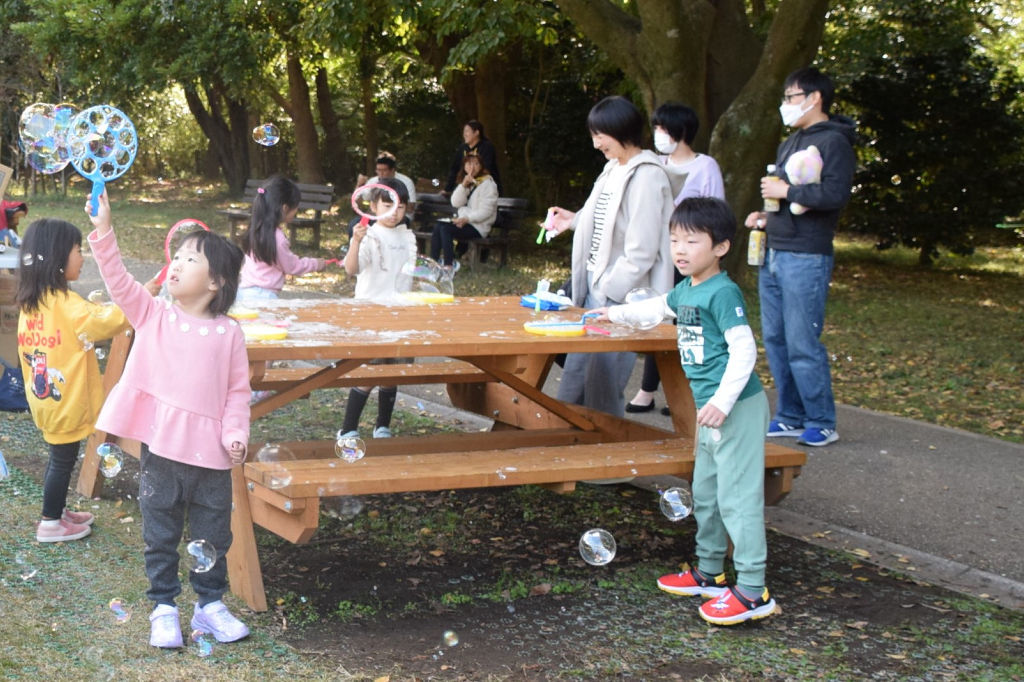 整備された芝生の上でシャボン玉を楽しむ子どもたち＝清水町の柿田川公園