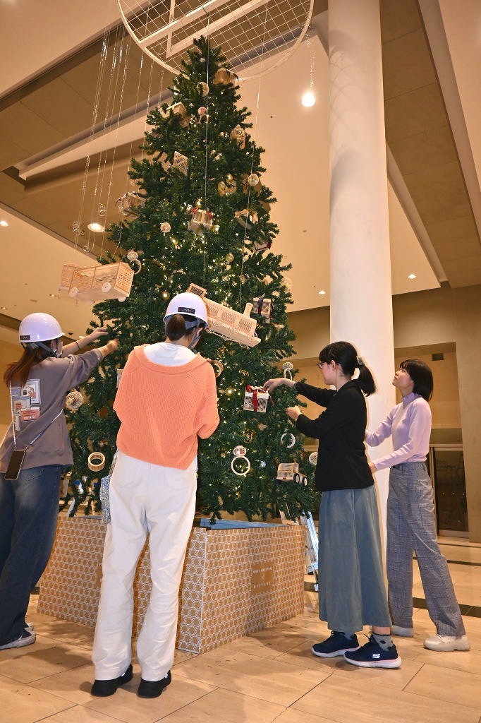 駿河竹千筋細工で作られたオーナメントを飾り付ける学生＝静岡駿河区のグランシップ