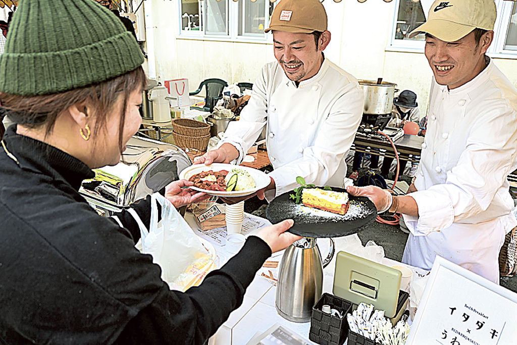 料理を提供する鈴木さん（右）と林さん（中央）＝静岡市葵区