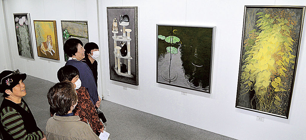 個性豊かな作品が並ぶ日本画展＝藤枝市小石川町のアートカゲヤマ画廊