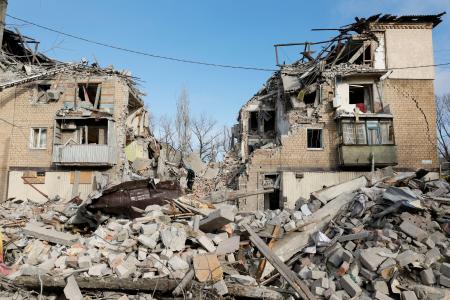 １５日、ロシアのミサイル攻撃で破壊されたウクライナ東部ドネツク州セリドボの住宅（ロイター＝共同）