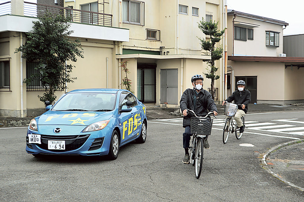 左折時の巻き込み事故について学ぶ参加者ら＝富士市の県富士自動車学校
