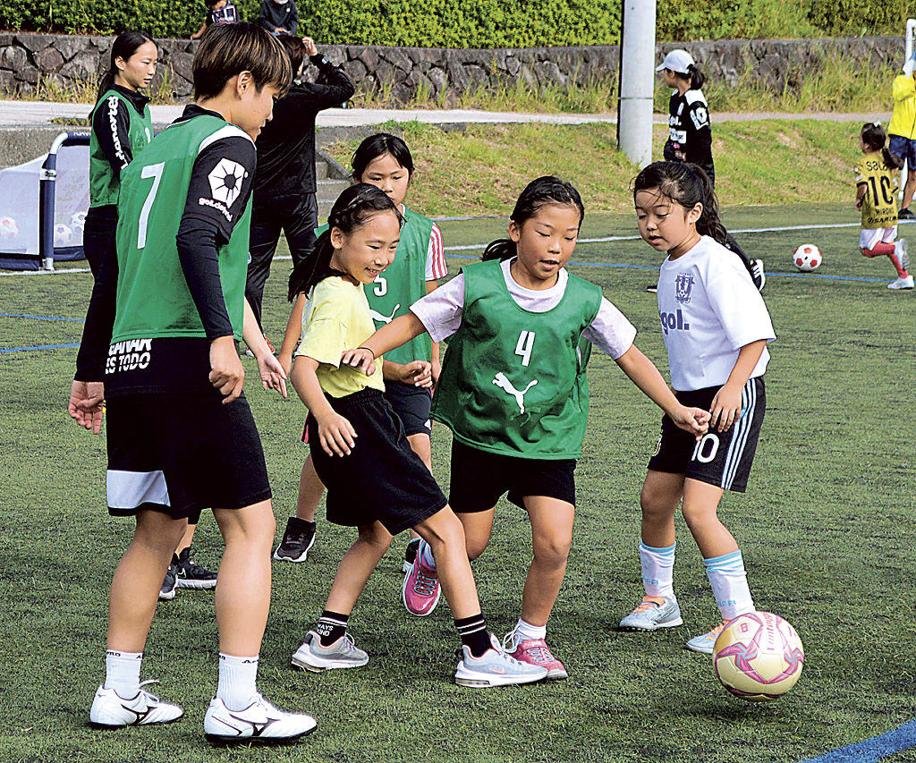 ミニゲームを通じてルクレＭＹＦＣの選手と交流する子どもたち＝１０月、藤枝市の藤枝総合運動公園多目的広場