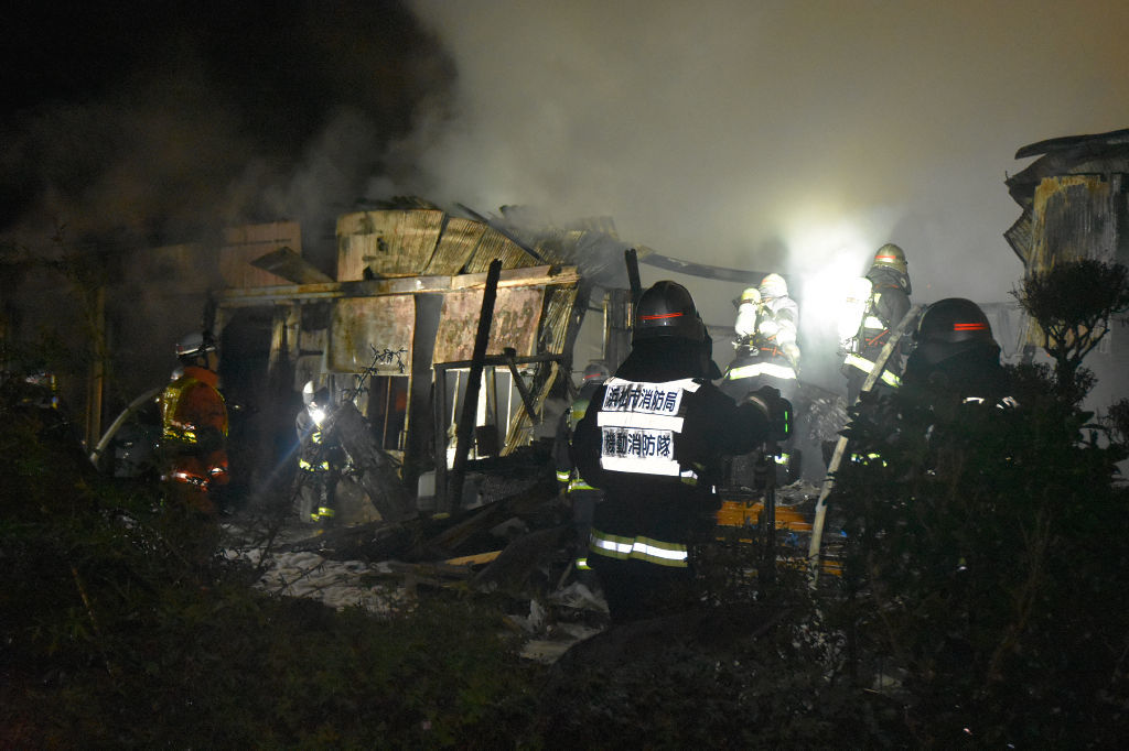 鉄骨平屋建ての作業場が全焼した火災＝１６日午前１時ごろ、浜松市東区中野町