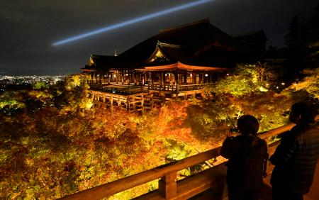 秋の夜間特別拝観が始まるのを前に、試験点灯でライトアップされた清水寺＝１６日夜、京都市東山区
