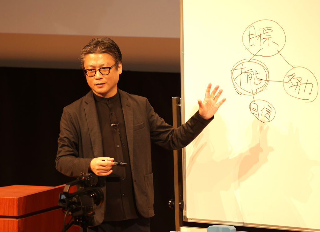 アニメ業界で生き残る方法をテーマに講演する山本さん＝浜松市中区の市福祉交流センター