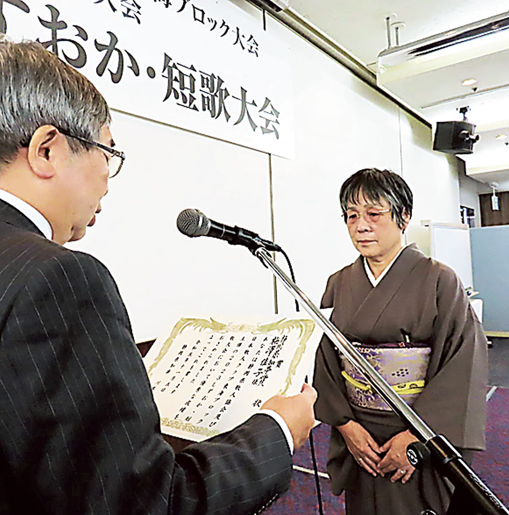 静岡県知事賞の表彰を受けた梅沢さん（右）＝浜松市中区のプレスタワー