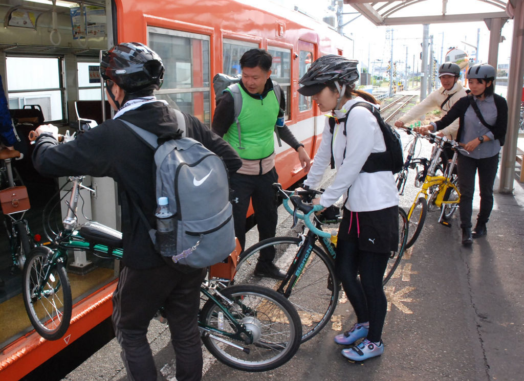 電車内に自転車を持ち込む乗客＝富士市のジヤトコ前駅