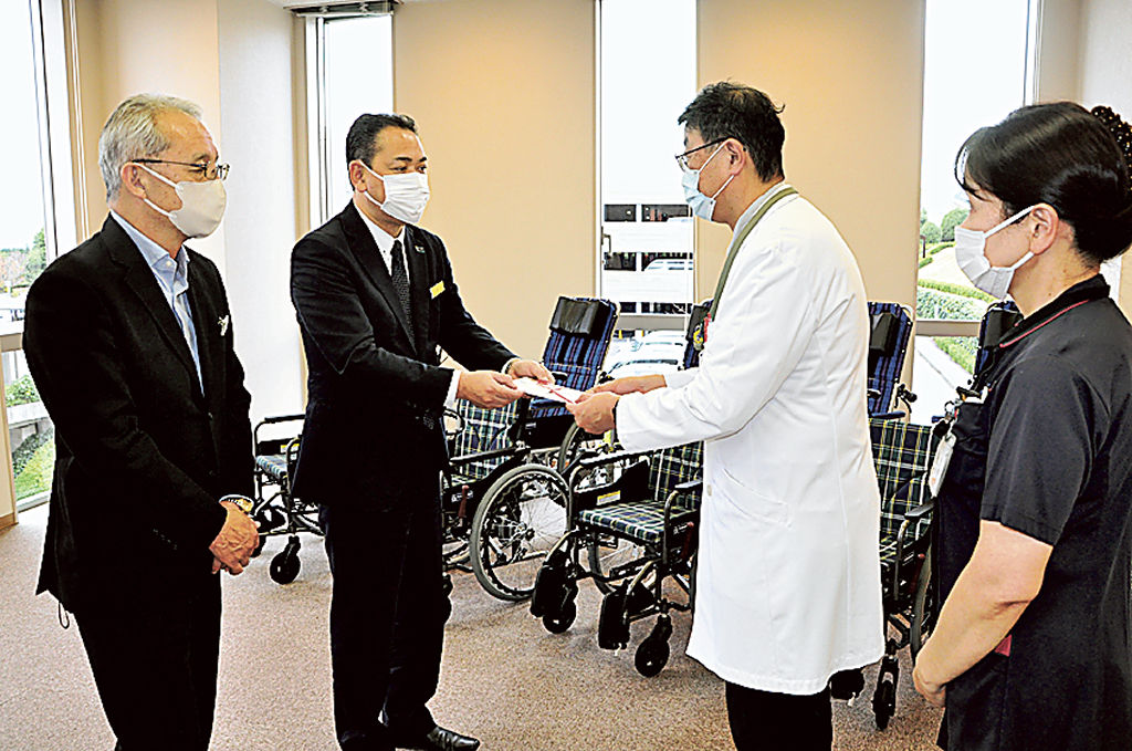 目録を手渡す松尾会長（左から２人目）＝長泉町の県立静岡がんセンター