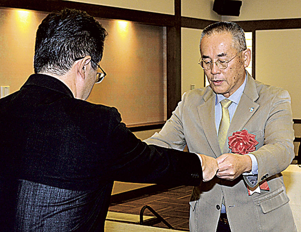 石渡署長（左）から表彰状を受け取る被表彰者＝藤枝市の小杉苑