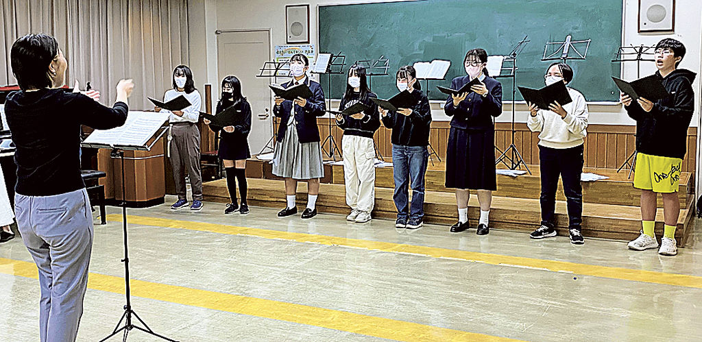 本番に向けて練習に励む藤枝少年少女合唱団の現役団員ら＝藤枝市内