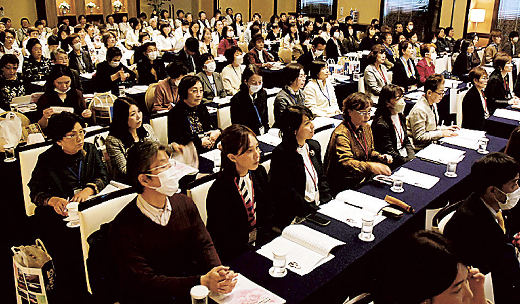 県商議所女性会連合会の約１８０人が出席した交流会＝１６日午前、富士市内